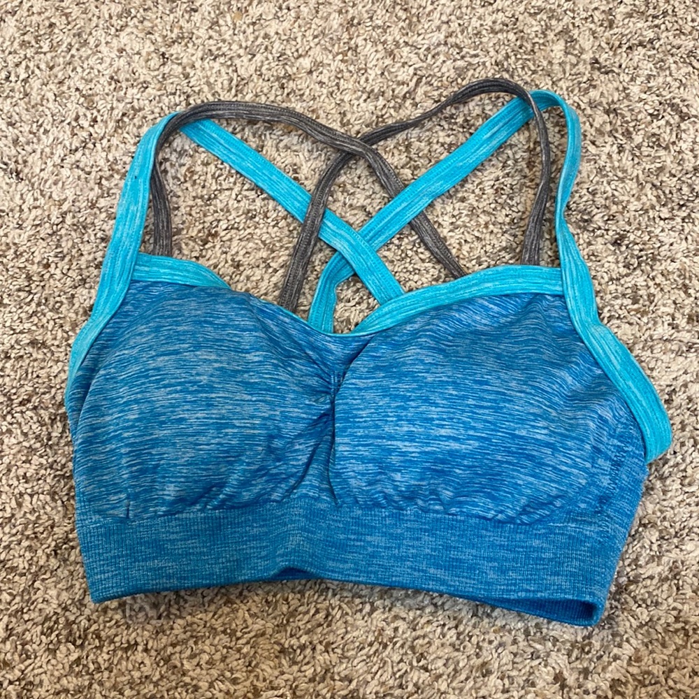 Sport bra with cross cross straps